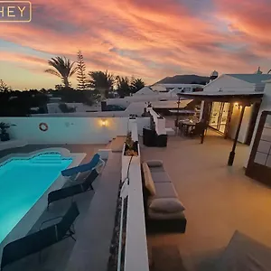 villa-magica-7-minutes-walk-to-center-with-pool-and-a-c.in-canary-islands.com/